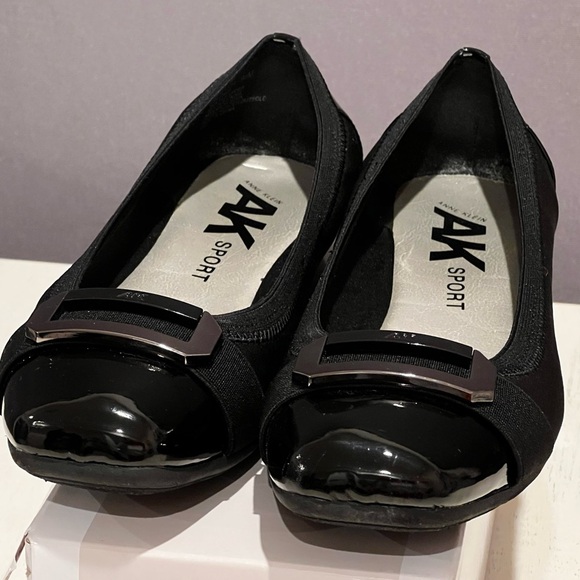 Anne Klein Black Flats with Rounded Toe and Glossy Finish - Picture 1 of 9